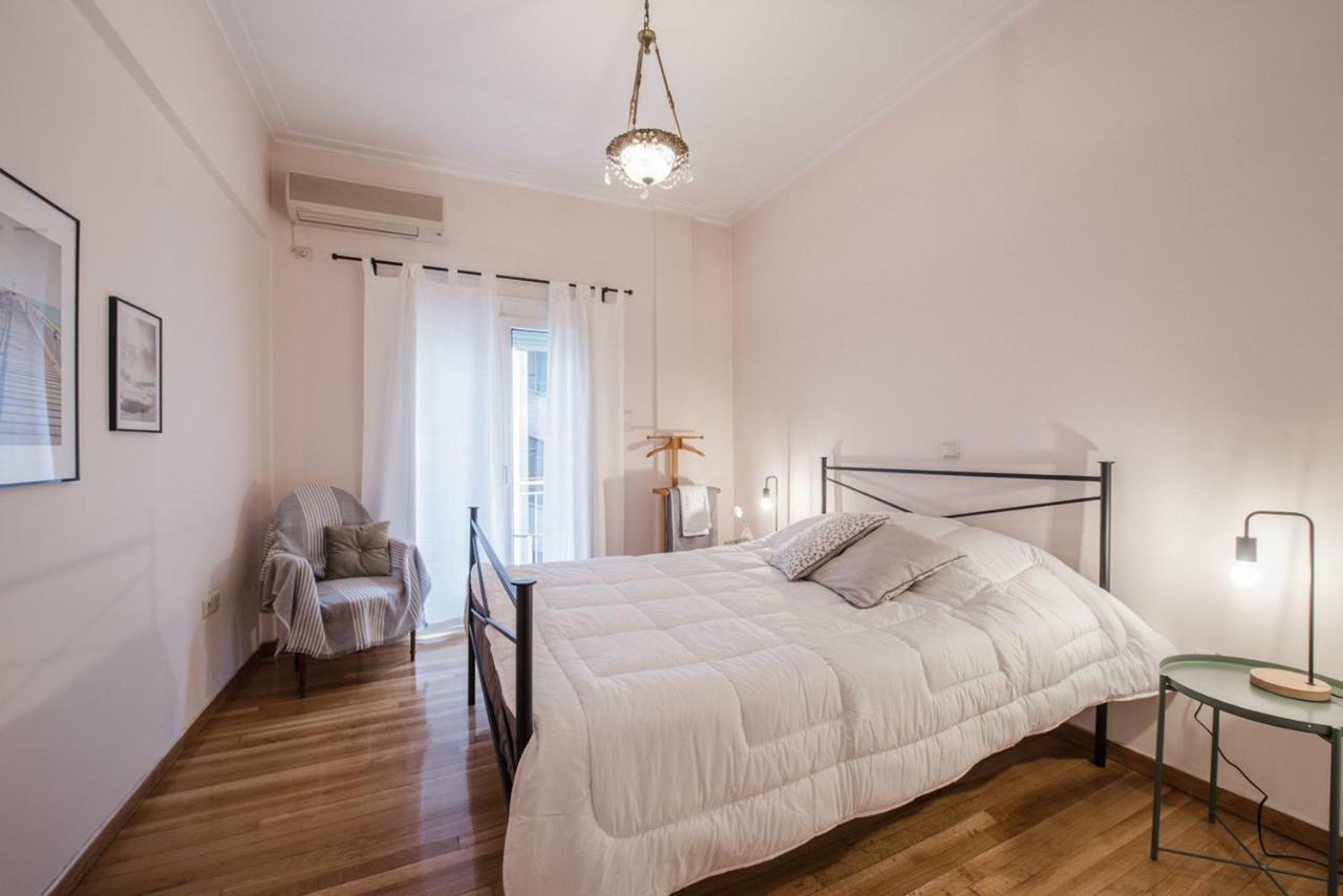 Retro Apartment at Trendy Exarcheia Atenas Exterior foto