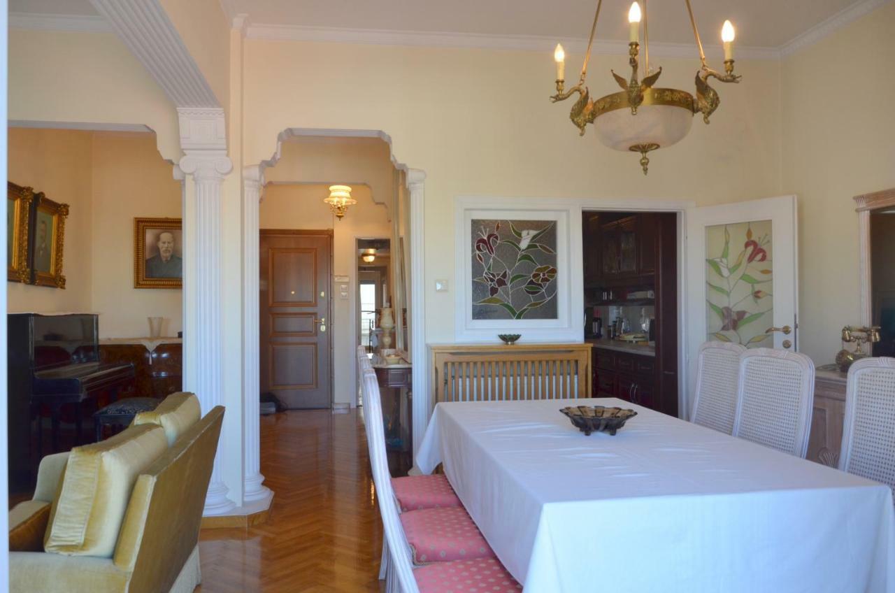 Retro Apartment at Trendy Exarcheia Atenas Exterior foto