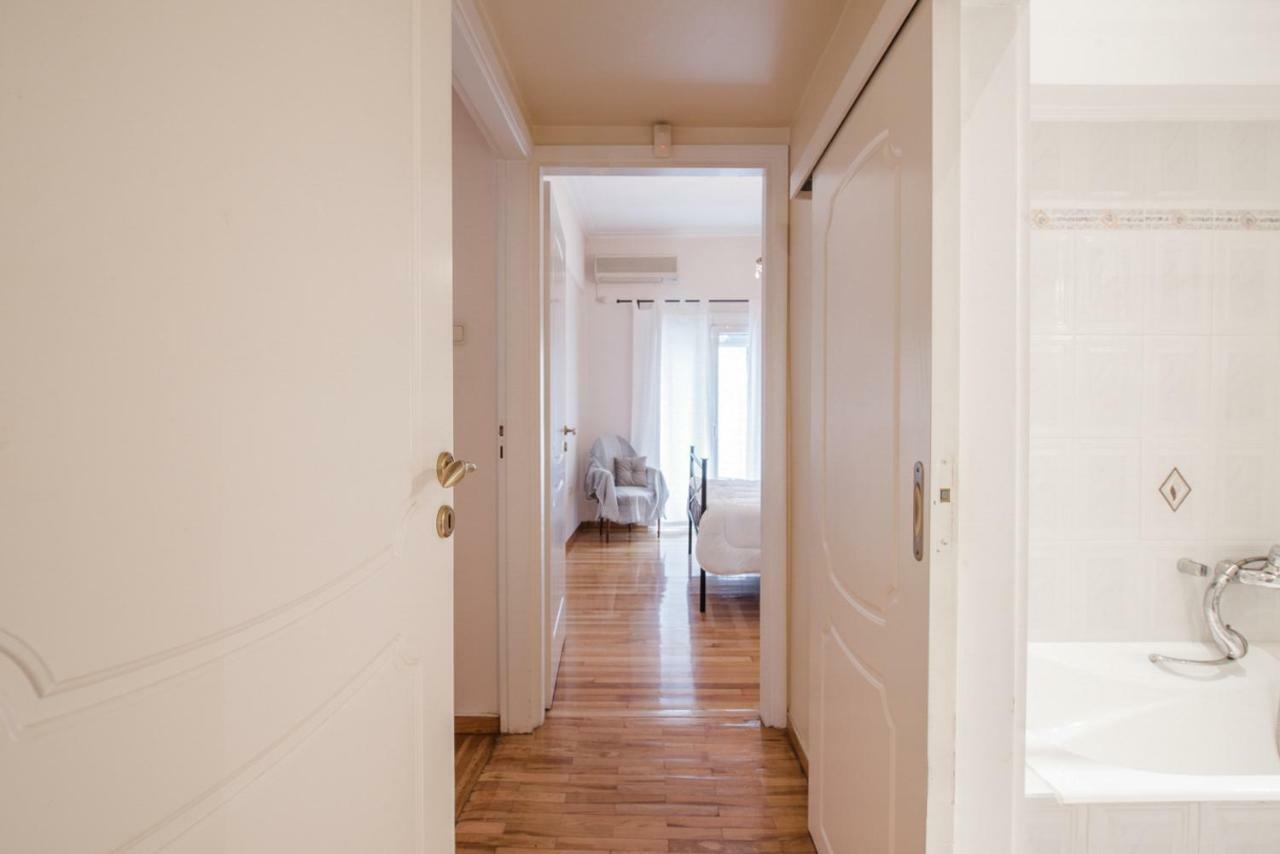 Retro Apartment at Trendy Exarcheia Atenas Exterior foto