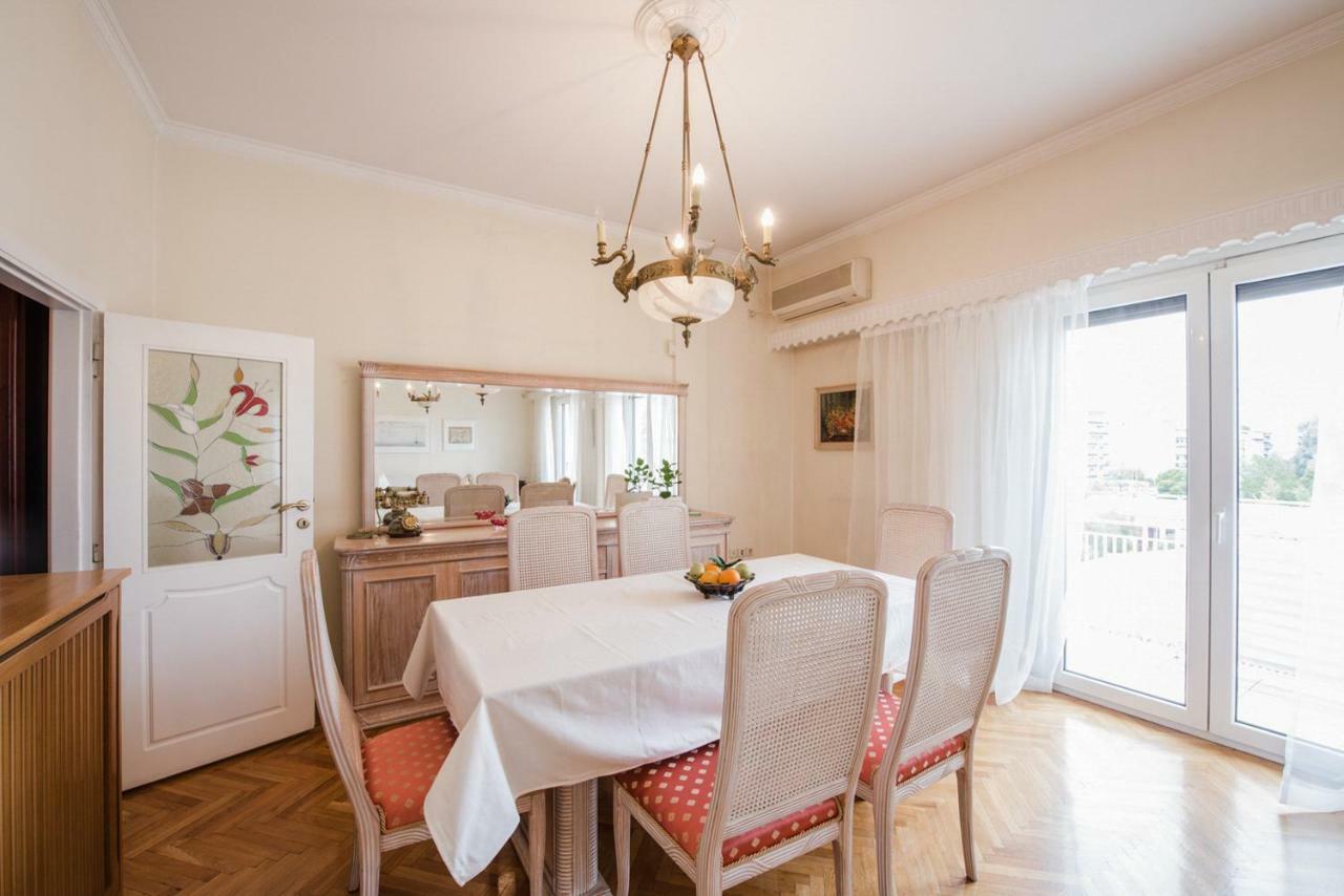 Retro Apartment at Trendy Exarcheia Atenas Exterior foto