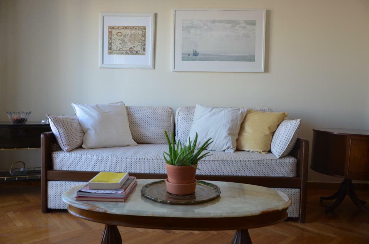 Retro Apartment at Trendy Exarcheia Atenas Exterior foto