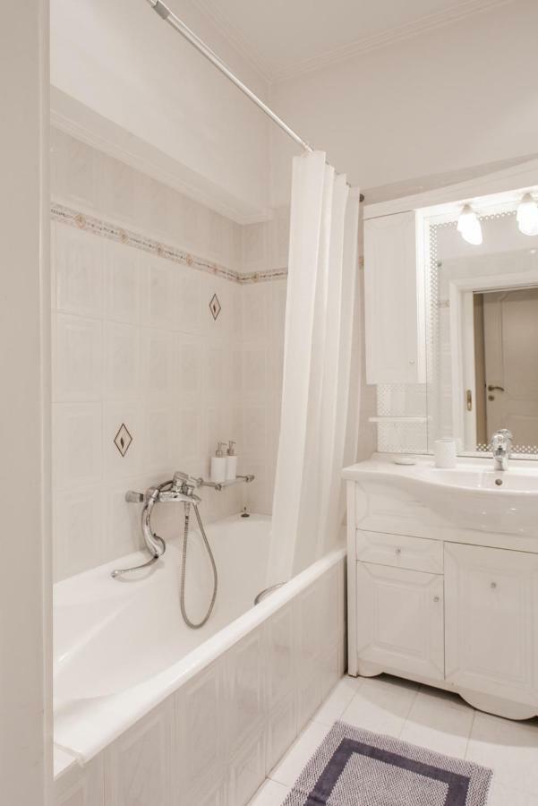 Retro Apartment at Trendy Exarcheia Atenas Exterior foto