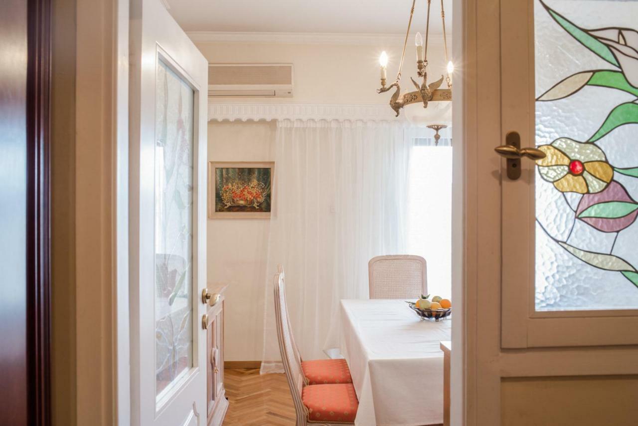Retro Apartment at Trendy Exarcheia Atenas Exterior foto